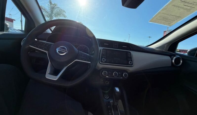 
								2021 Nissan versa SV full									