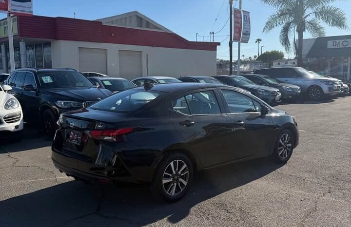 
								2021 Nissan versa SV full									