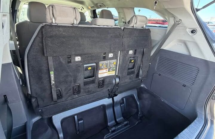 
								2023 Toyota sienna LE Van 4D full									