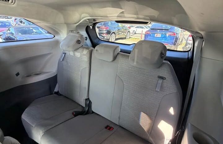 
								2023 Toyota sienna LE Van 4D full									