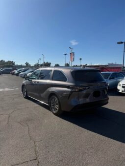 2023 Toyota sienna LE Van 4D