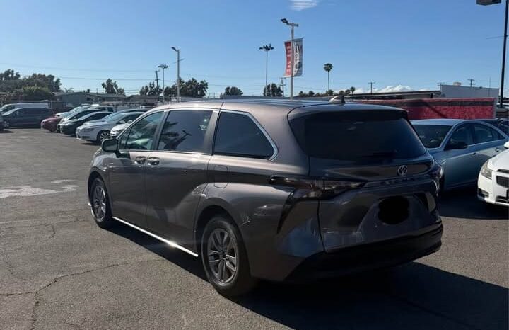 
								2023 Toyota sienna LE Van 4D full									