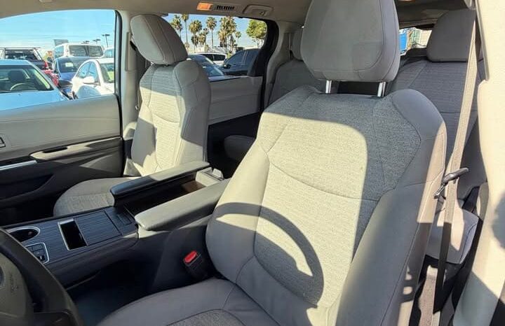 
								2023 Toyota sienna LE Van 4D full									