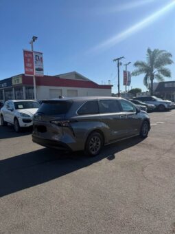 2023 Toyota sienna LE Van 4D