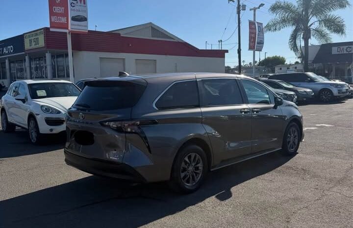 
								2023 Toyota sienna LE Van 4D full									