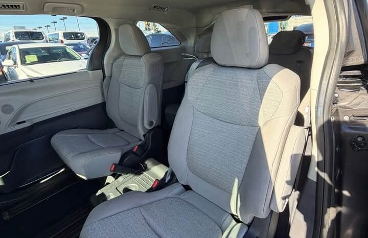 
								2023 Toyota sienna LE Van 4D full									