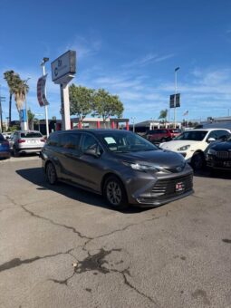 2023 Toyota sienna LE Van 4D