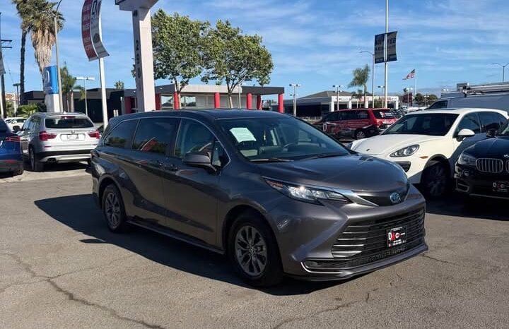 
								2023 Toyota sienna LE Van 4D full									