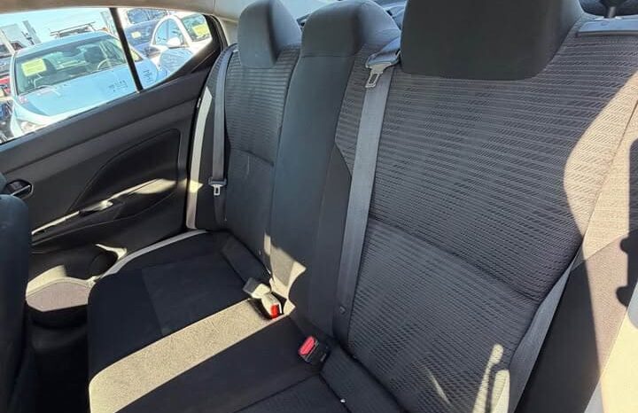 
								2021 Nissan versa SV full									