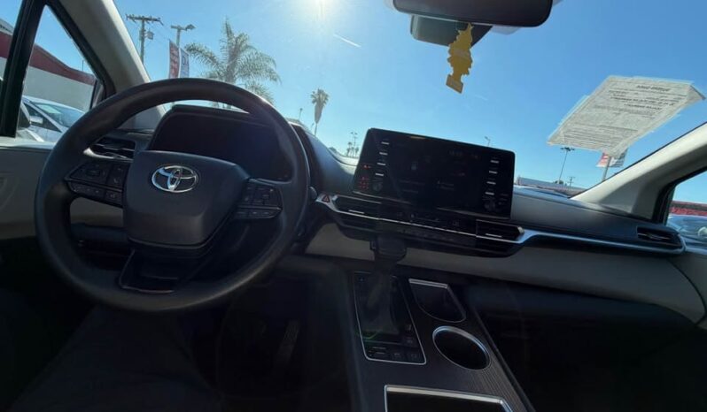 
								2023 Toyota sienna LE Van 4D full									