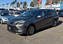 2023 Toyota sienna LE Van 4D