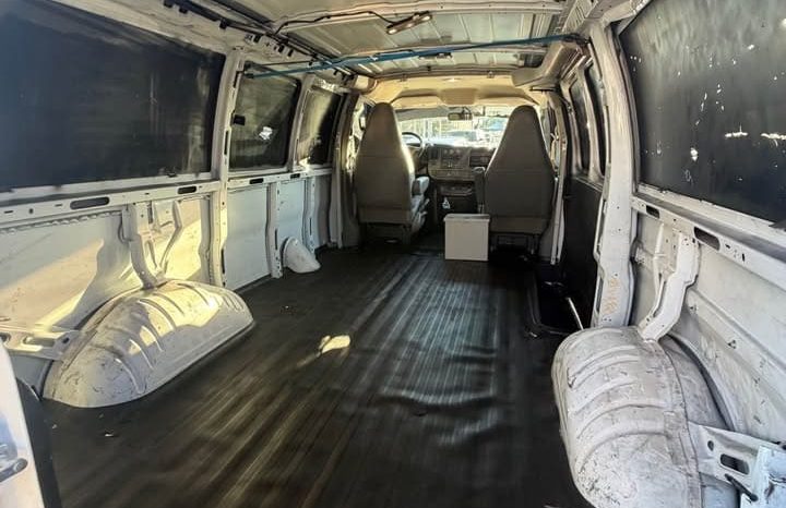 
								2017 Chevrolet express 2500 cargo Regular Van 3D full									