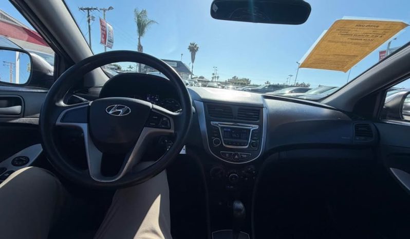 
								2015 Hyundai accent Hatchback 4D full									
