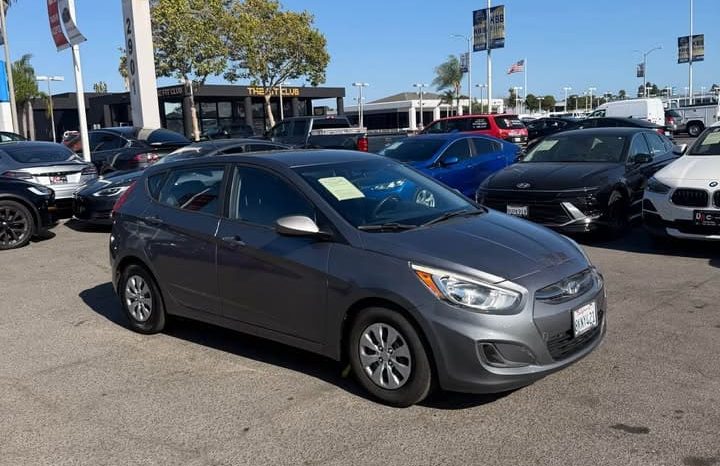 
								2015 Hyundai accent Hatchback 4D full									