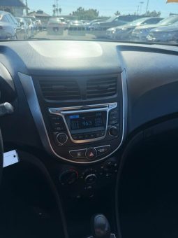 
										2015 Hyundai accent Hatchback 4D full									