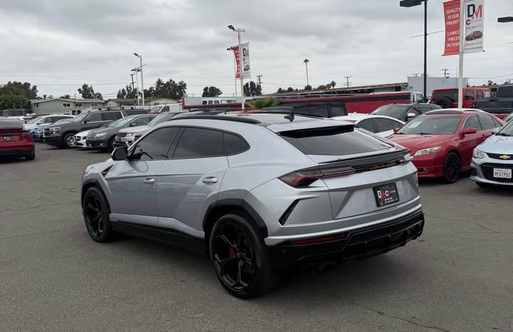 
								2020 Lamborghini urus Sport Utility 4D full									