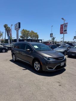 
										2017 Chrysler Pacifica full									