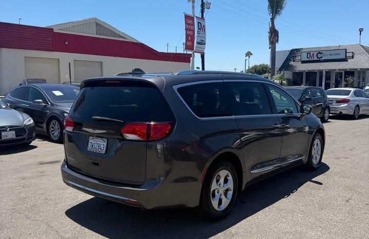 
								2017 Chrysler Pacifica full									