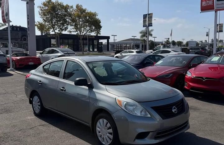 
								2012 Nissan versa full									