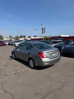 
										2012 Nissan versa full									