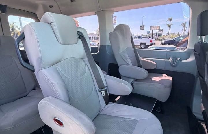 
								2018 Ford transit 350 passenger van XLT w/Medium Roof Van 3D full									