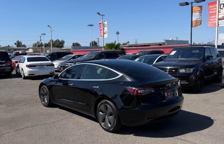 
								2019 Tesla model 3 Mid Range Sedan 4D full									