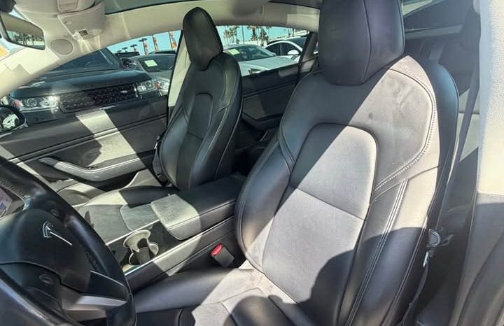
								2019 Tesla model 3 Mid Range Sedan 4D full									