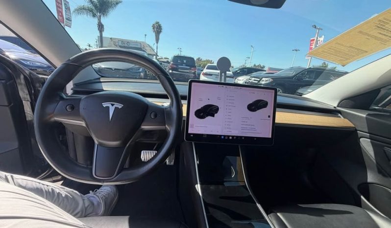 
								2019 Tesla model 3 Mid Range Sedan 4D full									
