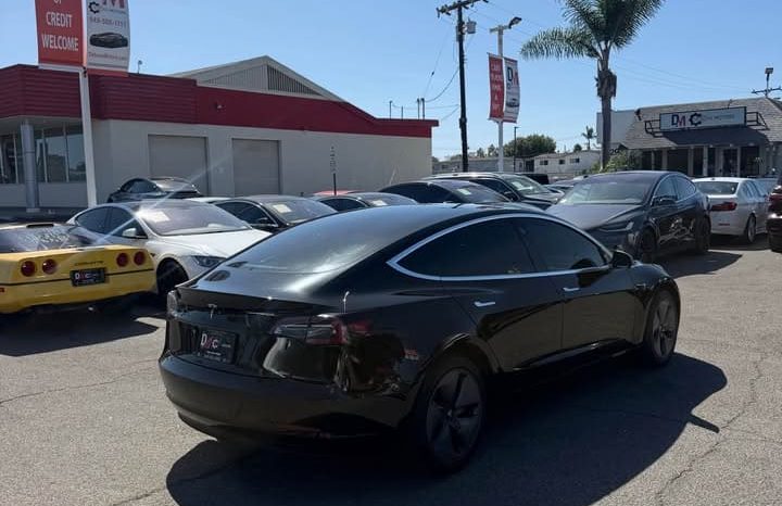
								2019 Tesla model 3 Mid Range Sedan 4D full									