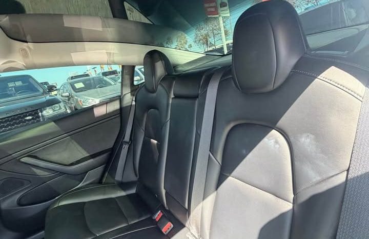 
								2019 Tesla model 3 Mid Range Sedan 4D full									