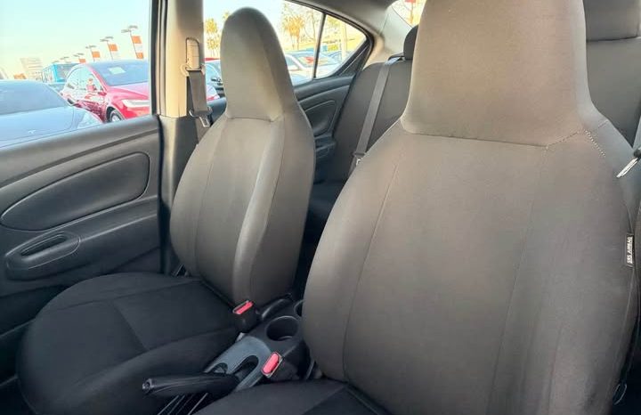 
								2015 Nissan versa full									