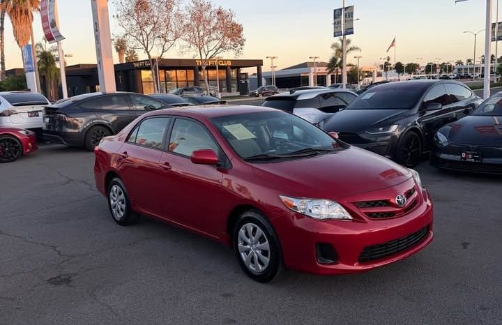 
								2011 Toyota corolla full									