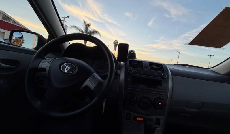 
								2011 Toyota corolla full									
