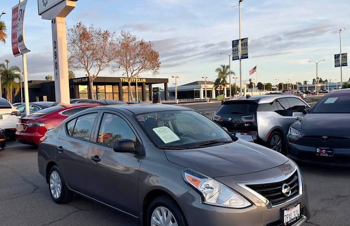 
								2015 Nissan versa full									